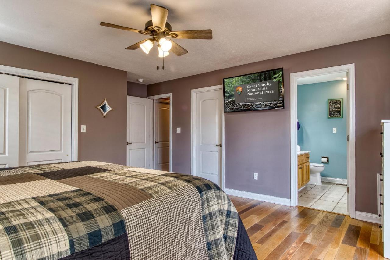 Saddleback Retreat, Game Room, Hot Tub, Wifi, 1089 Free Tickets Each Paid Day, Dollywood And More Sevierville Exterior photo