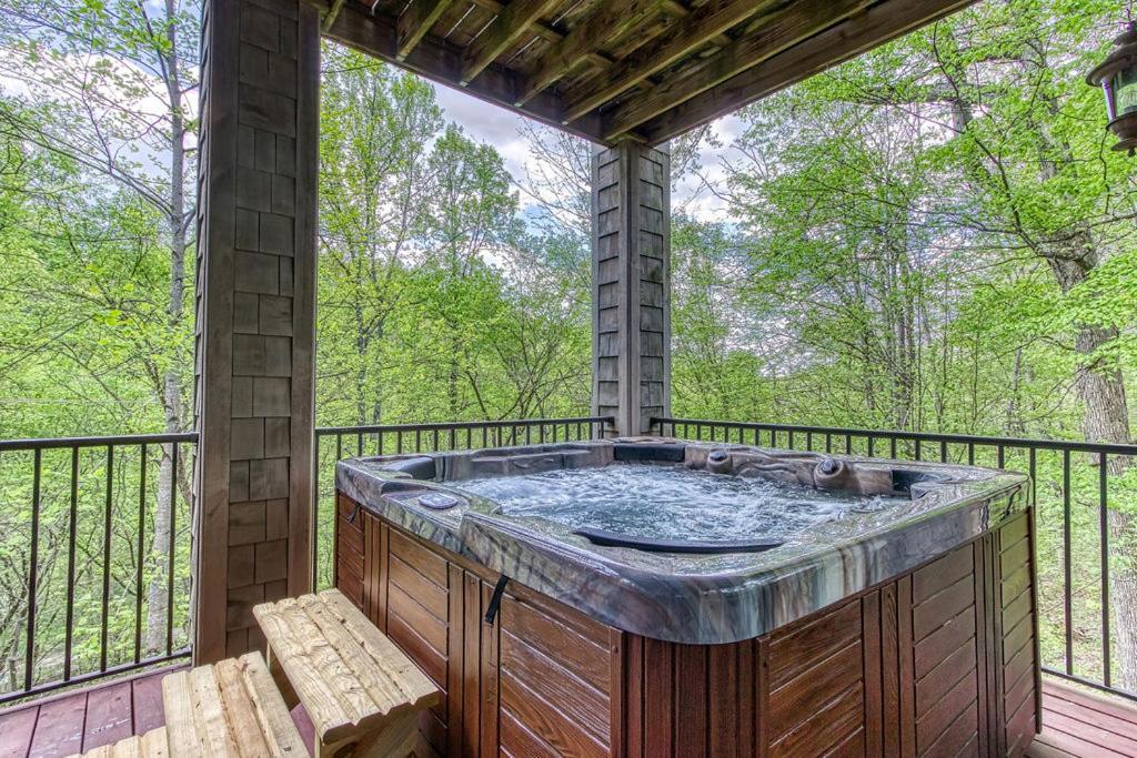 Saddleback Retreat, Game Room, Hot Tub, Wifi, 1089 Free Tickets Each Paid Day, Dollywood And More Sevierville Room photo